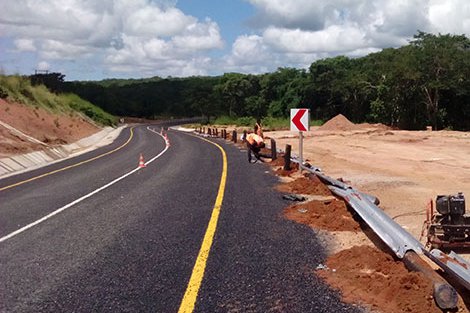 Banco Mundial e Reino Unido apoiam reconstrução de estradas de Moçambique