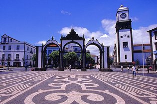 Ponta Delgada pondera taxa turística em 2018