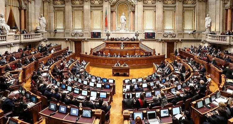 Parlamento recomenda a criação de um novo programa nacional de realojamento