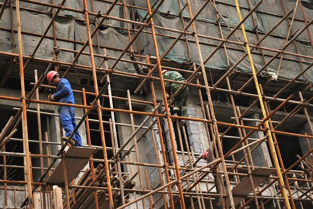 Baixos salários afastam trabalhadores do setor da construção