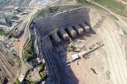 BARRAGEM DE LAÚCA É INAUGURADA. CACULO CABAÇA COMEÇA A SER CONSTRUÍDA