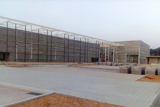 Segue a construção do centro comercial Kero