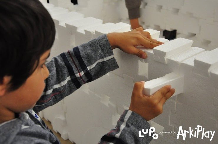 Crianças brincam com o Palácio da Bolsa em workshop da ArkiPlay