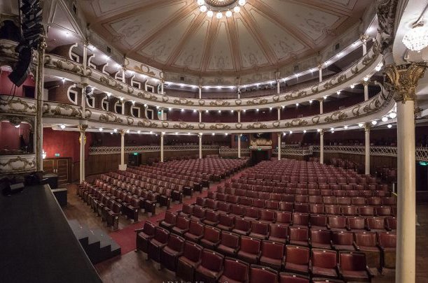 Câmara do Porto vai vender Teatro Sá da Bandeira