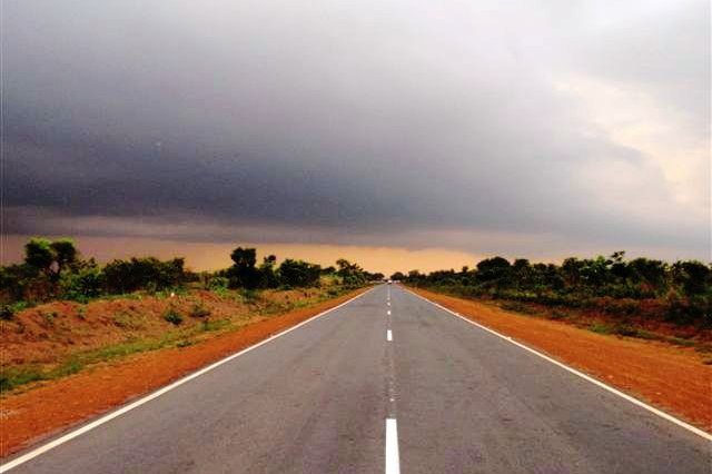 Governo recupera 370 km de estradas em Angola