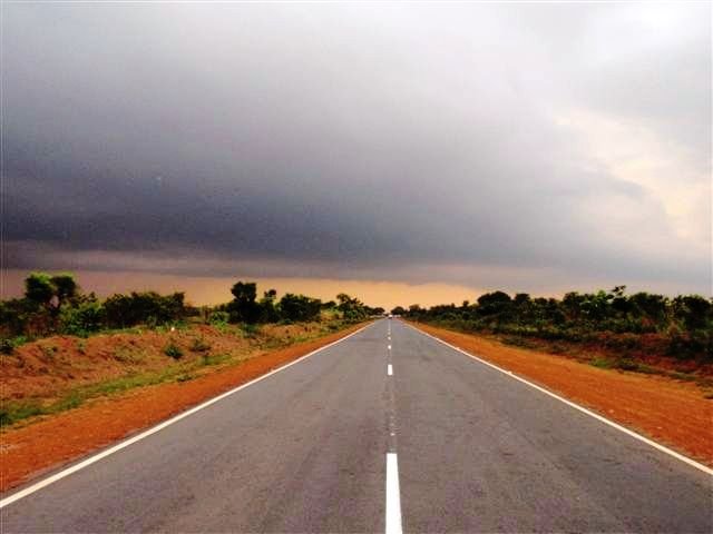 Governo recupera 370 km de estradas em Angola