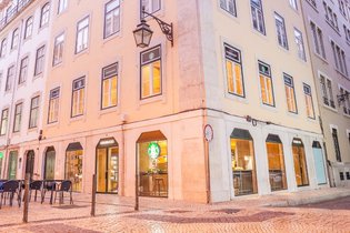 Starbucks abre espaço na rua de Santa Justa