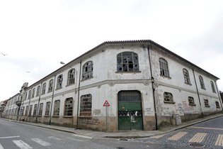 Hasta Pública da Fábrica Confiança novamente vazia