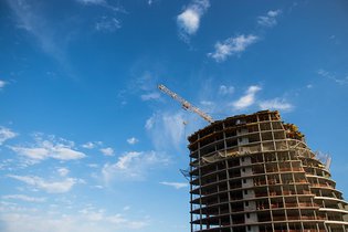 Produção na construção desce 8,8% em maio