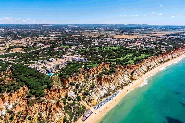 Dispensa de quarentena para britânicos acelera reservas no Algarve