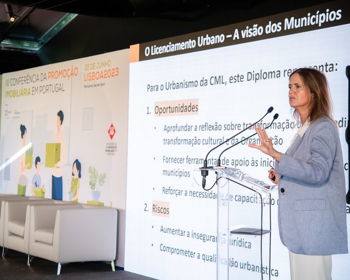 Joana Almeida discursa na IV Conferência da Promoção Imobiliária.