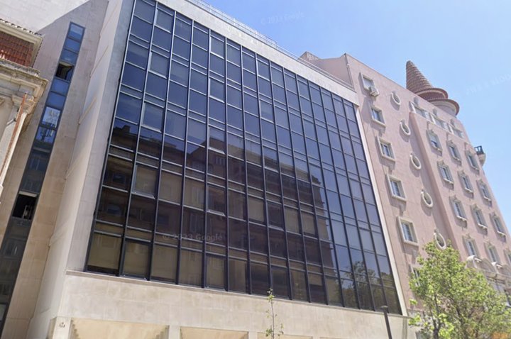 O edifício está integralmente arrendado à Dicorium.