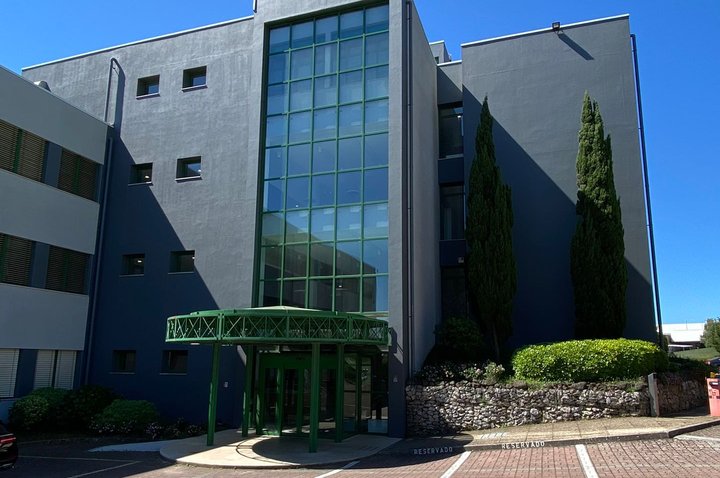 O fit out foi recentemente remodelado e mobilado de acordo com as novas formas colaborativas de trabalho.