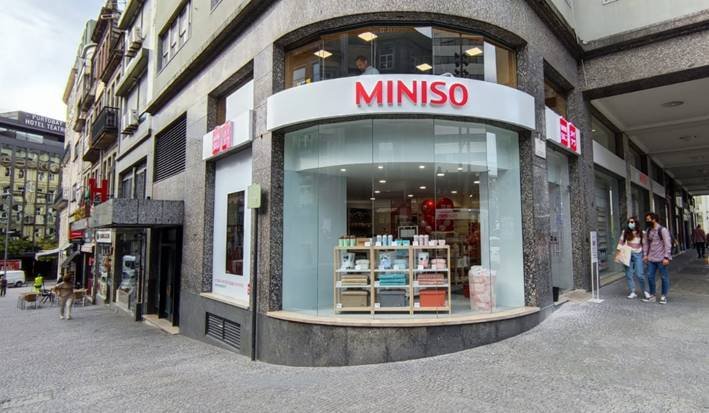 Savills coloca Miniso na Praça D. João I no Porto