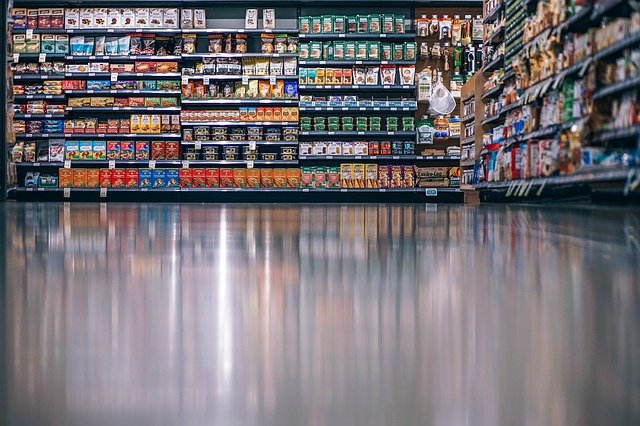 Supermercados sustentam investimento no setor do retalho