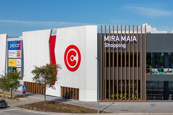 O Mira Maia Shopping dispõe de 66 lojas, 4 salas de cinema, 1 ginásio e 1 hipermercado e 850 lugares de estacionamento gratuito.